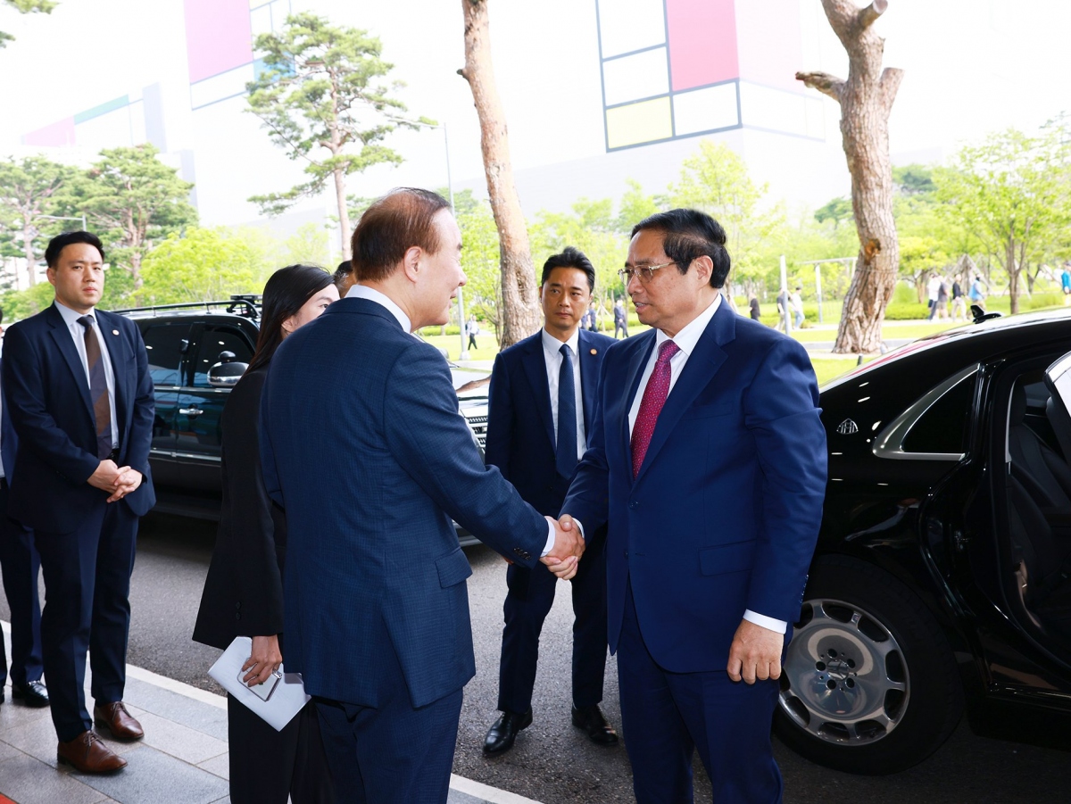 Vietnamese PM visits mega chip cluster in Gyeonggi